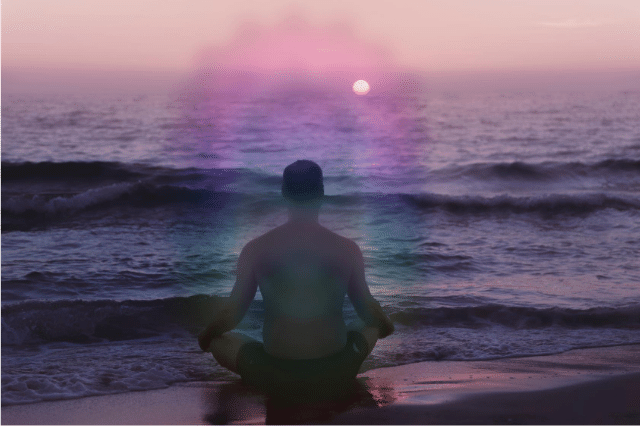 homem meditando de costas na praia com aura colorida no por do sol